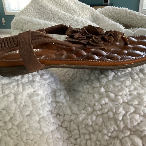 Patrizia Spring Step sandals.Size 71/2.Tan - Picture 9 of 14